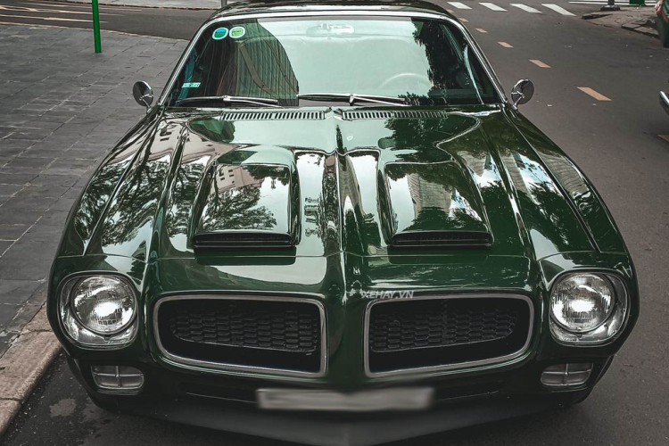 Theo đó, chiếc xe cơ bắp Pontiac Firebird này được sản xuất vào năm 1970, thuộc thế hệ thứ hai. Xe sở hữu màu sơn ngoại thất xanh lá đậm, nước sơn tối màu bóng loáng được chủ nhân chăm sóc cẩn thận khiến chiếc xe trông vẫn còn “nuột” dù đã có “tuổi”. Bên cạnh màu sơn xanh, xe còn có điểm nhấn mạ crôm ở một số chi tiết.