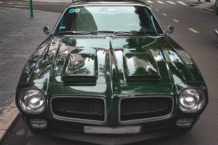 Theo đó, chiếc xe cơ bắp Pontiac Firebird này được sản xuất vào năm 1970, thuộc thế hệ thứ hai. Xe sở hữu màu sơn ngoại thất xanh lá đậm, nước sơn tối màu bóng loáng được chủ nhân chăm sóc cẩn thận khiến chiếc xe trông vẫn còn “nuột” dù đã có “tuổi”. Bên cạnh màu sơn xanh, xe còn có điểm nhấn mạ crôm ở một số chi tiết.