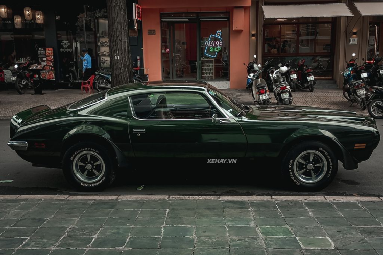 Được biết, đây là phiên bản hiệu năng cao Firebird Formula 400 nên xe được bổ sung thêm hai khe hút khí phía trên lưới tản nhiệt. Phần đầu xe vẫn được trang bị lưới tản nhiệt chia làm hai quen thuộc, cụm đèn pha tròn đậm chất hoài cổ.