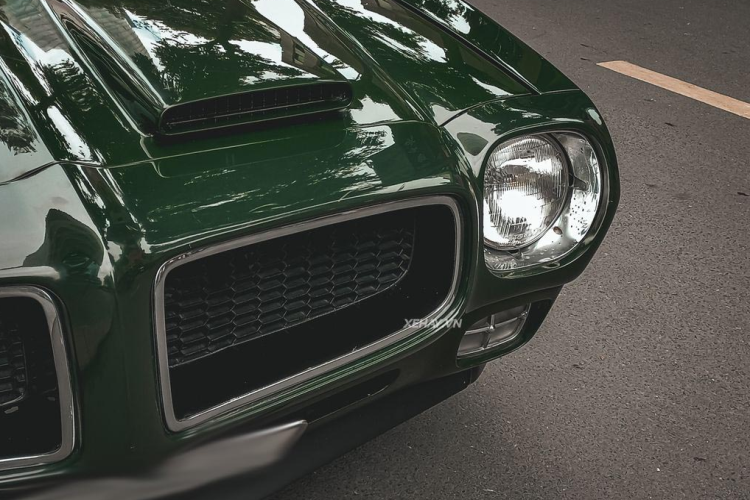 Đèn sương mù hình vuông nằm phía dưới cụm đèn chính được ốp miếng nẹp kim loại chia làm 4 ô là một chi tiết quen thuộc trên những chiếc Firebird thế hệ thứ 2. Tổng thể phần đầu của Pontiac Firebird được thiết kế theo phong cách một chú chim lửa đang lao về phía trước với những đường nét vuốt nhọn về phía mũi xe.