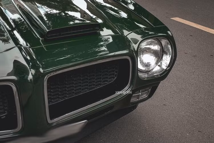 Đèn sương mù hình vuông nằm phía dưới cụm đèn chính được ốp miếng nẹp kim loại chia làm 4 ô là một chi tiết quen thuộc trên những chiếc Firebird thế hệ thứ 2. Tổng thể phần đầu của Pontiac Firebird được thiết kế theo phong cách một chú chim lửa đang lao về phía trước với những đường nét vuốt nhọn về phía mũi xe.