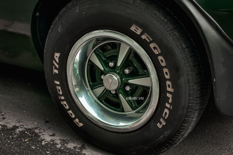 Ở phía sau, Pontiac Firebird được trang bị cánh gió dạng đuôi vịt thể thao, đèn hậu nẹp chrome vuốt liền thời thượng như trên những chiếc coupe cổ điển.