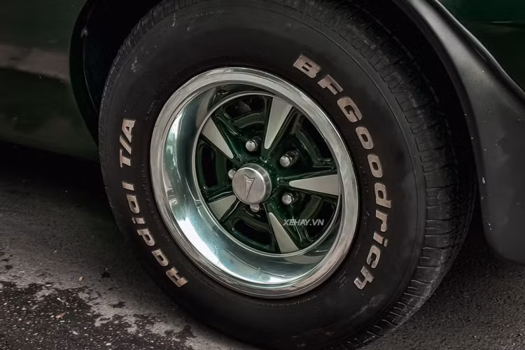 Ở phía sau, Pontiac Firebird được trang bị cánh gió dạng đuôi vịt thể thao, đèn hậu nẹp chrome vuốt liền thời thượng như trên những chiếc coupe cổ điển.