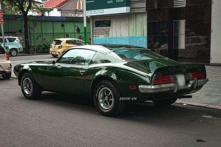 Cung cấp “sức mạnh” cho Pontiac Firebird cổ điển là khối động cơ V8 hút khí tự nhiên có 2 van trên mỗi xy-lanh và tổng dung tích của khối động cơ này là 6.6 lít, một con số ấn tượng trong cuộc đua công suất của những hãng xe Mỹ thời bấy giờ.