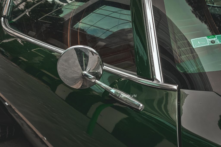 Nhìn ngang hông xe, Pontiac Firebird mang đến cái nhìn khoẻ khoắn và cứng cáp với phần mui cao, vuốt dài kiểu fastback. Xe được trang bị bộ mâm Magnum 400 5 chấu màu đen - bạc, kích thước 15 inch. Dàn mâm nổi bật này được bao bởi bộ lốp BFGoodrich trứ danh có thông số 235/60H phía sau và phía trước là 225/60H.