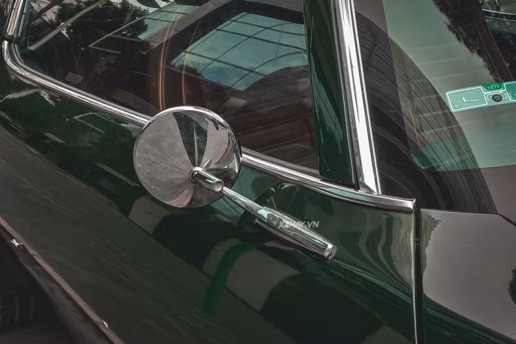 Nhìn ngang hông xe, Pontiac Firebird mang đến cái nhìn khoẻ khoắn và cứng cáp với phần mui cao, vuốt dài kiểu fastback. Xe được trang bị bộ mâm Magnum 400 5 chấu màu đen - bạc, kích thước 15 inch. Dàn mâm nổi bật này được bao bởi bộ lốp BFGoodrich trứ danh có thông số 235/60H phía sau và phía trước là 225/60H.