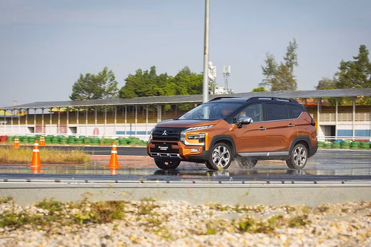  1. Mitsubishi Xpander Số lượng xe bán ra bất ngờ tăng vọt gấp đôi so với tháng 6/2023, Mitsubishi Xpander thành công ngồi lên vị trí đầu danh sách 10 xe bán chạy nhất tháng 7/2023. Cụ thể, doanh số tháng 7 của Mitsubishi Xpander tăng tới 102% (1.283 chiếc) so với tháng 6 đạt 2.586 xe , bỏ xa các đối thủ. Doanh số luỹ kế của Xpander 7 tháng đầu năm 2023 đạt 10.568 chiếc, cũng là mẫu xe bán chạy nhất Việt Nam tính đến thời điểm hiện tại.