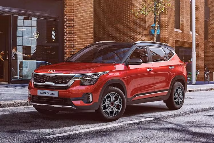  9. KIA Seltos Tháng 7/2023, KIA Seltos vẫn thành công ở lại vị trí thứ 9 của bảng xếp hạng những mẫu xe bán chạy nhất tháng. Cụ thể, mẫu crossover cỡ B của KIA đạt doanh số 905 chiếc, tăng 11% (tương ứng 803 chiếc) so với tháng 6. Tổng cộng trong nửa đầu năm 2023, Seltos bán ra được 4.209 chiếc.