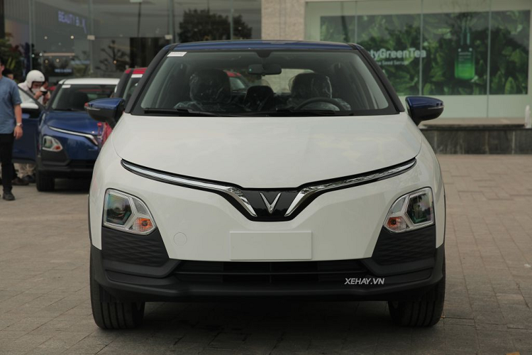  8. VinFast VF5 Plus Đây là lần đầu tiên VinFast VF5 Plus góp mặt trong bảng xếp hạng những mẫu xe bán chạy nhất tháng. Theo đó, đã có tổng cộng 1.000 chiếc VinFast VF5 Plus được bán ra trong tháng 7/2023, tăng 64% (609 xe) so với tháng trước. Cộng dồn trong 7 tháng đầu năm, “tân binh” nhà VinFast bán ra tổng số 5.466 chiếc.