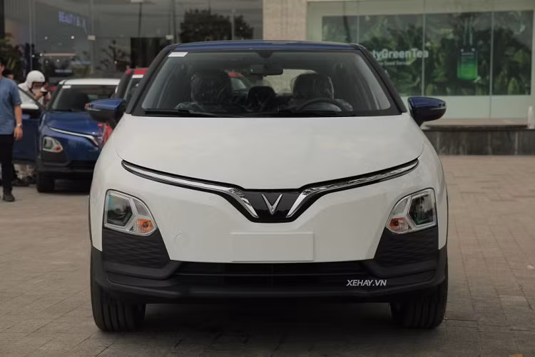  8. VinFast VF5 Plus Đây là lần đầu tiên VinFast VF5 Plus góp mặt trong bảng xếp hạng những mẫu xe bán chạy nhất tháng. Theo đó, đã có tổng cộng 1.000 chiếc VinFast VF5 Plus được bán ra trong tháng 7/2023, tăng 64% (609 xe) so với tháng trước. Cộng dồn trong 7 tháng đầu năm, “tân binh” nhà VinFast bán ra tổng số 5.466 chiếc.