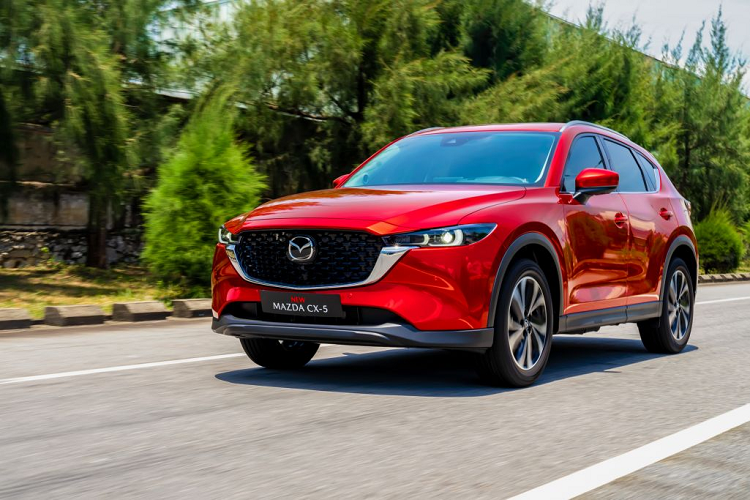  2. Mazda CX-5 Mẫu xe thứ hai trong top xe bán chạy tháng 7/2023 là Mazda CX-5 với doanh số đạt 1.665 chiếc, tăng 34%. Kết quả này của Mazda CX-5 đã khiến “á quân” của tháng 6 là Ford Ranger phải lui xuống vị trí thứ 5 của bảng xếp hạng. Tính gộp 7 tháng đầu năm, đã có tổng cộng 7.088 chiếc Mazda CX-5 được bán ra.