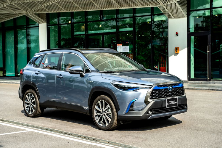  6. Toyota Corolla Cross Dù tháng 6 hoàn toàn vắng mặt trong bảng xếp hạng nhưng với doanh số 1.125 chiếc được bán ra, tăng tới 88%, Toyota Corolla Cross thành công góp mặt trong bảng xếp hạng top xe bán chạy nhất tháng 7. Tổng cộng 7 tháng đầu năm, Toyota Corolla Cross bán được 7.466 chiếc.