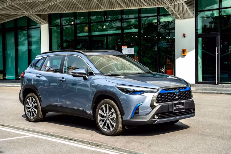  6. Toyota Corolla Cross Dù tháng 6 hoàn toàn vắng mặt trong bảng xếp hạng nhưng với doanh số 1.125 chiếc được bán ra, tăng tới 88%, Toyota Corolla Cross thành công góp mặt trong bảng xếp hạng top xe bán chạy nhất tháng 7. Tổng cộng 7 tháng đầu năm, Toyota Corolla Cross bán được 7.466 chiếc.