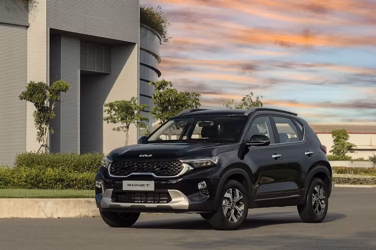  7. KIA Sonet Tương tự Toyota Corolla Cross, KIA Sonet cũng bất ngờ trở lại với top 10 ở vị trí thứ 7. Kết thúc tháng 7/2023, KIA Sonet đạt doanh số 1.030 chiếc, tăng nhẹ 7% so với tháng trước (960 xe). Lũy kế 7 tháng đầu năm 2023, KIA Sonet bán ra 5.466 chiếc.