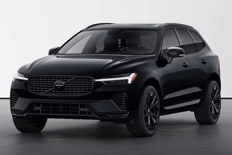 Mới đây, Volvo đã công bố bổ sung phiên bản Black Edition cho mẫu SUV đắt khách XC60. Đúng như tên gọi, Volvo XC60 Black Edition 2024 mới nổi bật với màu sơn ngoại thất Black Onyx độc quyền, kết hợp với các chi tiết mặt ca lăng, logo hãng và ống xả đều được sơn đen.