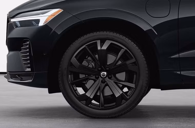 Hệ thống truyền động tạo ra công suất 247 mã lực, cho phép xe tăng tốc từ 0-96 km/h trong 6,5 giây. XC60 T8 Recharge Ultimate Black Edition 2023 dùng hệ truyền động plug-in hybrid cho công suất tổng cộng 455 mã lực.