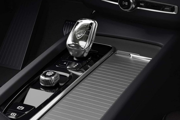 Các điểm nhấn bằng nhôm màu xám chì và cần số bằng pha lê Orrefors hoàn thiện nội thất. Về trang bị vận hành, Volvo XC60 Black Edition 2024 được phân phối với hai tùy chọn động cơ.