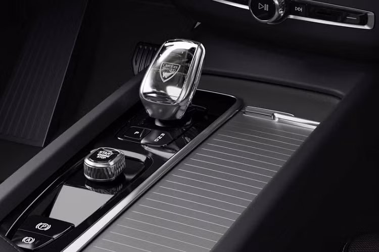 Các điểm nhấn bằng nhôm màu xám chì và cần số bằng pha lê Orrefors hoàn thiện nội thất. Về trang bị vận hành, Volvo XC60 Black Edition 2024 được phân phối với hai tùy chọn động cơ.