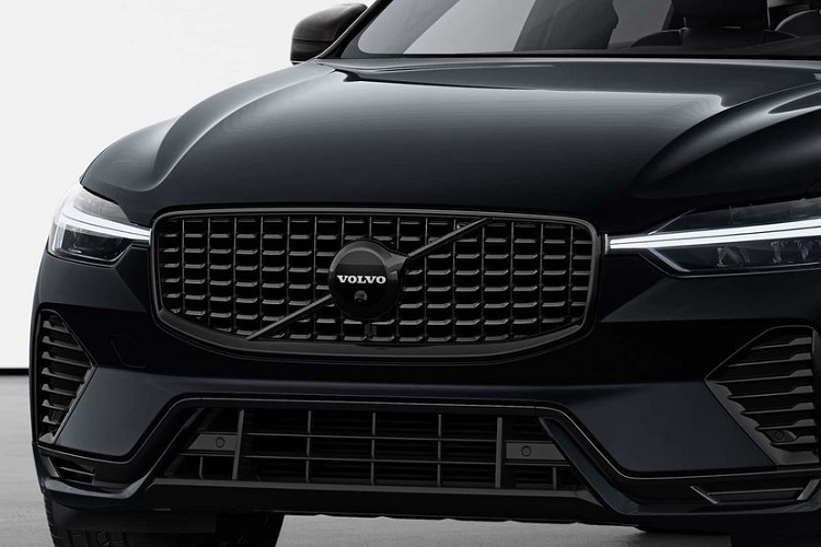Mâm xe đa chấu kích thước 21 inch cũng mang màu đen bí ẩn, hòa hợp với tổng thể của chiếc xe. Chủ đề màu đen tiếp tục được áp dụng vào khoang nội thất của mẫu xe SUV Volvo XC60 Black Edition 2024.