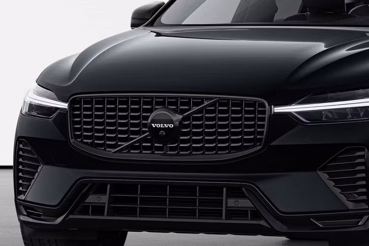 Mâm xe đa chấu kích thước 21 inch cũng mang màu đen bí ẩn, hòa hợp với tổng thể của chiếc xe. Chủ đề màu đen tiếp tục được áp dụng vào khoang nội thất của mẫu xe SUV Volvo XC60 Black Edition 2024.
