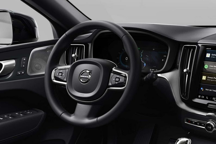 Phiên bản này được trang bị cụm pin 18,8 kWh, cung cấp quãng đường di chuyển thuần điện lên tới 56km. Với khối động cơ mạnh mẽ hơn, thời gian tăng tốc từ 0-96 km/h của bản T8 Recharge được rút ngắn xuống còn 4,5 giây.