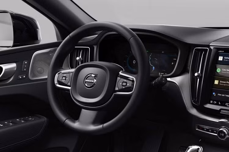 Phiên bản này được trang bị cụm pin 18,8 kWh, cung cấp quãng đường di chuyển thuần điện lên tới 56km. Với khối động cơ mạnh mẽ hơn, thời gian tăng tốc từ 0-96 km/h của bản T8 Recharge được rút ngắn xuống còn 4,5 giây.