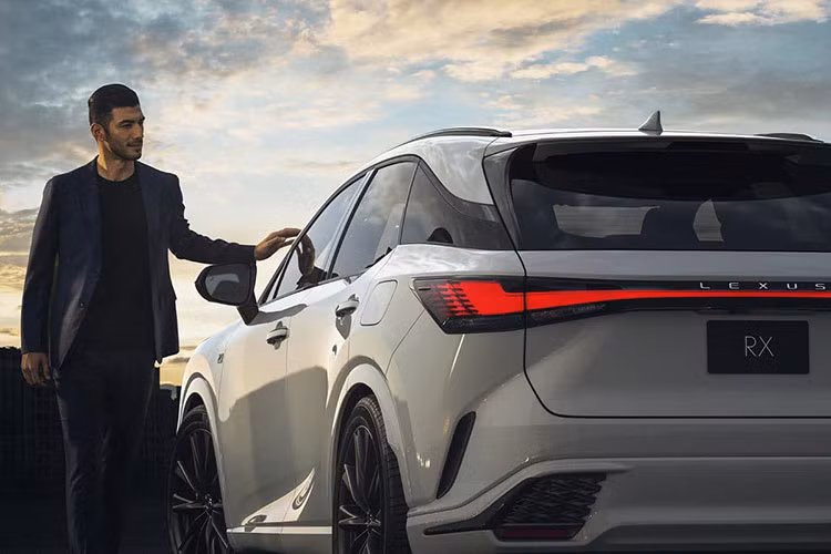 Lexus TX được định vị nằm giữa RX và LX trong dải sản phẩm của thương hiệu này. Như vậy, đây chính là cái tên thay thế cho RX L bị khai tử.