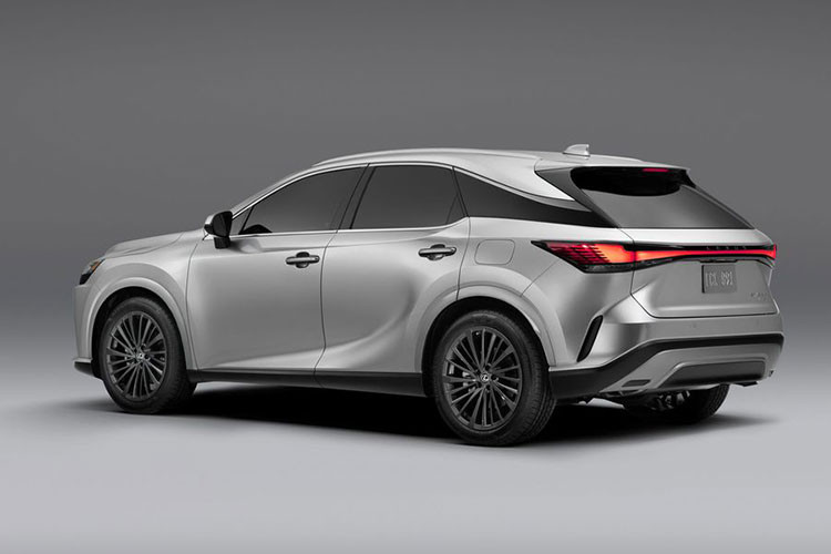Trong năm 2022, mẫu SUV Lexus RX cỡ trung đã bước sang thế hệ thứ 5 với hàng loạt nâng cấp từ ngoại hình, nội thất cho đến cả trang bị động cơ.
