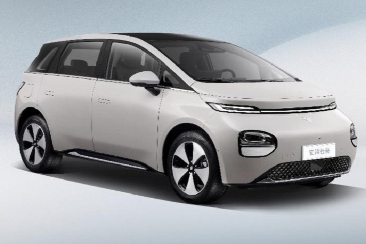 Về ngoại hình, Baojun Yunduo mới khác hẳn những mẫu xe Baojun đang bán, các đường nét bo tròn hơn, rất hợp với tên gọi của xe. Cụm đèn pha tách rời khỏi dải đèn LED chiếu sáng ban ngày, còn được đặt khá thấp, trong khi đèn chạy ban ngày dạng xuyên suốt khá bắt mắt, mang đến diện mạo mặt trước trông rất cá tính.