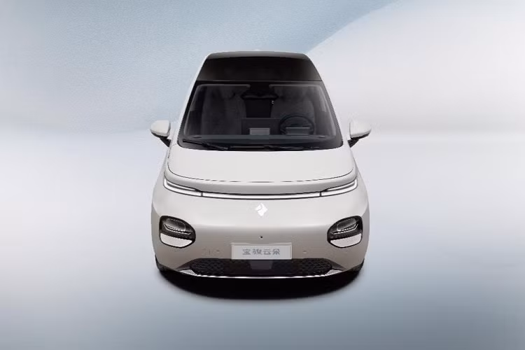 Cụ thể là vào ngày 26/5 vừa qua, giới truyền thông Trung Quốc tiết lộ rằng chiếc xe nhỏ gọn mới Baojun Yunduo EV 2024 mới, sẽ được ra mắt vào tháng 8. Chiếc xe áp dụng cách bố trí bốn cửa, năm chỗ ngồi và được trang bị logo của thương hiệu mới.