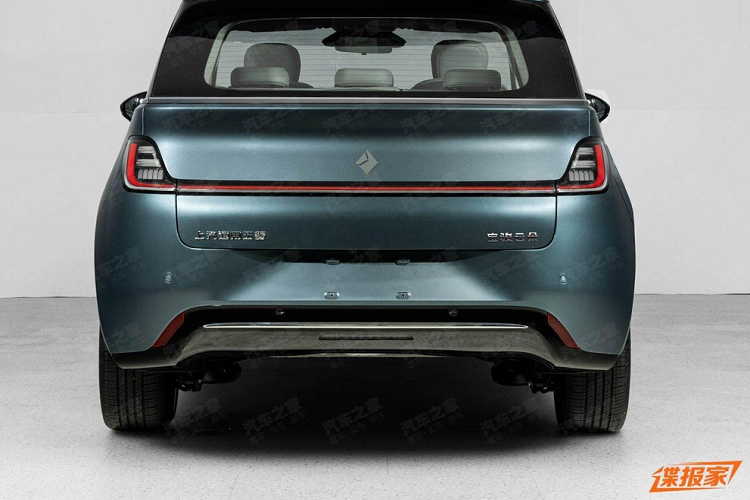 Ở phía sau xe, Baojun Yunduo có đèn hậu xuyên thấu và một cánh gió đuôi vịt được cho là sẽ được thêm vào phần trên của cửa sổ sau. Về kích thước thân xe, Baojun Yunduo sở hữu chiều dài, rộng và cao lần lượt là 4.295 x 1.850 x 1.652 mm, chiều dài cơ sở 2.700 mm.