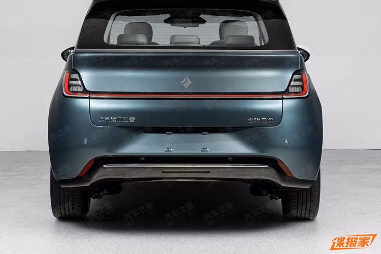 Ở phía sau xe, Baojun Yunduo có đèn hậu xuyên thấu và một cánh gió đuôi vịt được cho là sẽ được thêm vào phần trên của cửa sổ sau. Về kích thước thân xe, Baojun Yunduo sở hữu chiều dài, rộng và cao lần lượt là 4.295 x 1.850 x 1.652 mm, chiều dài cơ sở 2.700 mm.