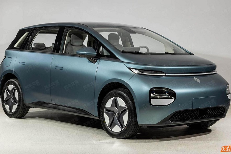 Nhìn từ bên thân xe, Baojun Yunduo áp dụng thiết kế mui lửng phổ biến, trang bị tay nắm cửa ẩn và mâm xe 5 chấu có dạng phay xước, tạo cảm giác thời trang nổi bật.