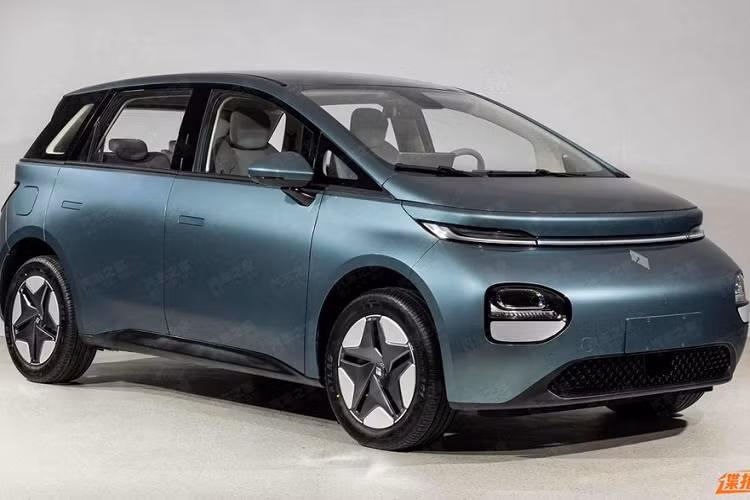 Nhìn từ bên thân xe, Baojun Yunduo áp dụng thiết kế mui lửng phổ biến, trang bị tay nắm cửa ẩn và mâm xe 5 chấu có dạng phay xước, tạo cảm giác thời trang nổi bật.