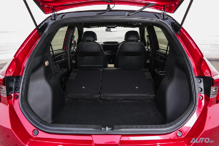 Xe ở Malaysia còn có một điểm nhấn riêng biệt nữa là đèn pha có tính năng điều chỉnh độ cao của chùm sáng nhằm đáp ứng quy định về an toàn. Bên trong mẫu SUV hạng A này xuất hiện mặt táp-lô tương tự mẫu MPV cỡ nhỏ Honda BR-V thế hệ mới. Bản thân Honda WR-V 2023 cũng là mẫu xe được dùng để thay thế cho BR-V thế hệ cũ ở thị trường Malaysia.