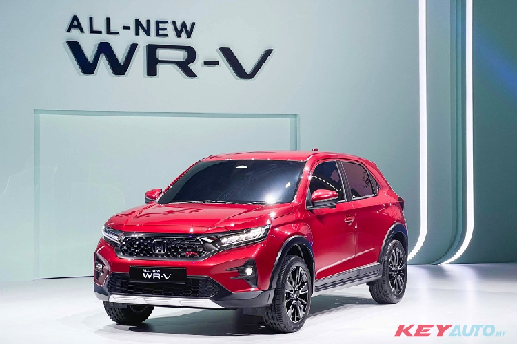 Tiếp đến là bản V với đèn pha LED, dải đèn LED định vị ban ngày, đèn sương mù LED phía trước, đèn báo rẽ LED, vô lăng bọc da, ghế bọc da pha nỉ với chỉ khâu màu xanh và điều hòa tự động 1 vùng. Bản RS cao cấp nhất sẽ có những trang bị riêng như lưới tản nhiệt với mắt lưới mạ crôm như bàn cờ vua, đèn LED báo rẽ tuần tự và bộ vành hợp kim 17 inch phay xước 2 màu.