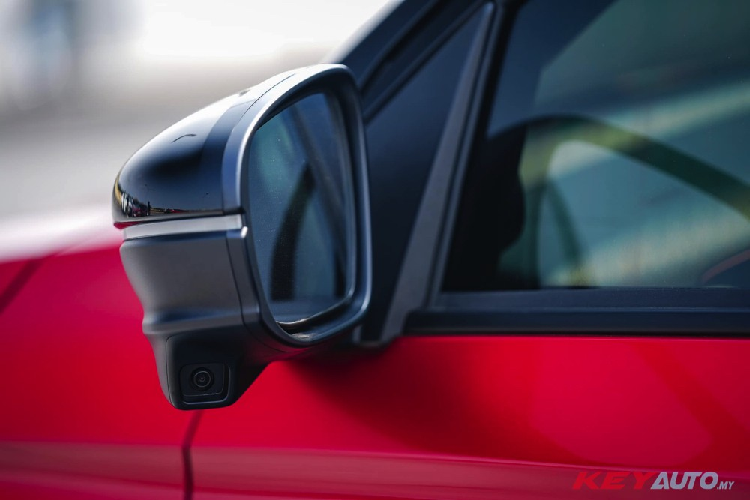 Tuy nhiên, bản RS ở Malaysia không có nóc màu đen và baga nóc bằng nhựa để trang trí như xe dành cho thị trường Thái Lan. Thêm vào đó là nội thất với những điểm nhấn màu đỏ tương phản, vô lăng tích hợp lẫy chuyển số, bàn đạp ốp kim loại thể thao, bệ tì tay ở hàng ghế sau, hệ thống âm thanh 6 loa và hệ thống kết nối viễn thông Honda Connect.