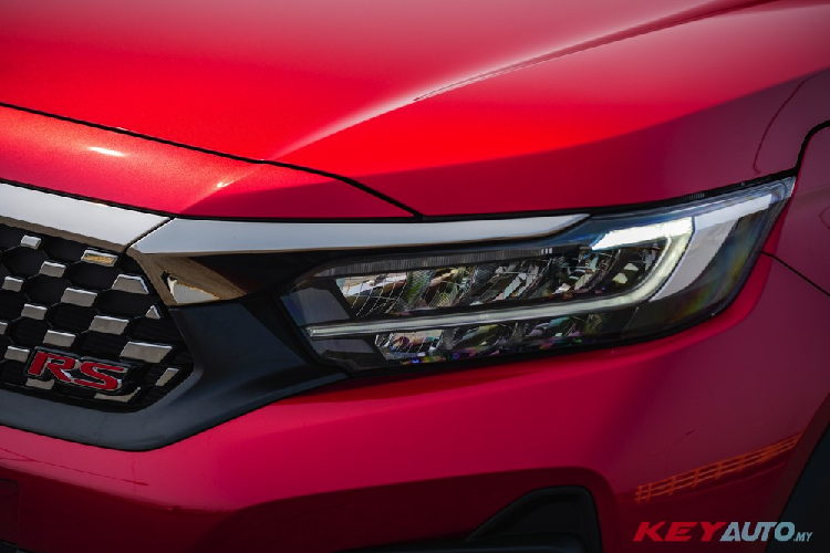 Tuy không rẻ nhưng mẫu xe SUV Honda WR-V 2023 đã có khởi đầu khá tích cực ở thị trường Malaysia. Theo hãng Honda, trước thời điểm xe ra mắt, đã có 2.500 khách hàng đặt mua mẫu SUV hạng A này. So với xe ở Indonesia và Thái Lan, Honda WR-V 2023 ở Malaysia có nhiều phiên bản hơn. Trong khi đó, thiết kế và trang bị của xe gần như giống hệt.