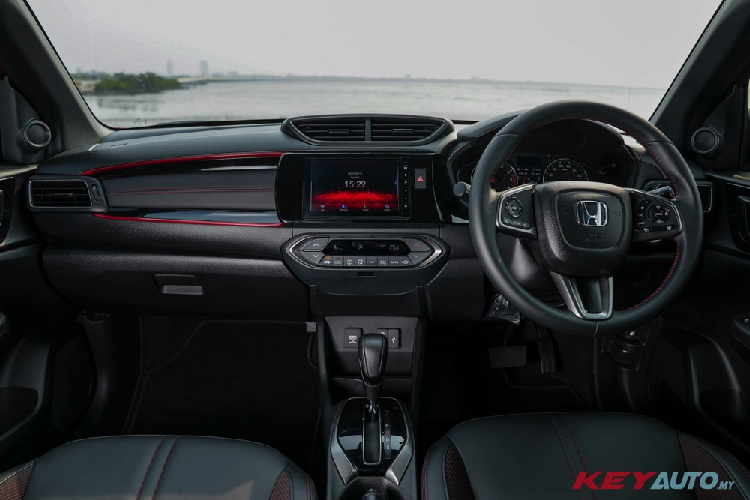 Là đối thủ cạnh tranh trực tiếp của Perodua Ativa vốn được phát triển từ Toyota Raize, mẫu SUV hạng A nhà Honda sở hữu chiều dài 4.060 mm, chiều rộng 1.780 mm, chiều cao 1.576 mm (bản 1.5L S) hoặc 1.608 mm và chiều dài cơ sở 2.485 mm. Bên cạnh đó là chiều cao gầm 207 mm. So với Perodua Ativa, Honda WR-V 2023 có chiều dài cơ sở ngắn hơn 40 mm nhưng lại sở hữu ngoại hình thể thao và nổi bật hơn, đặc biệt ở bản RS.