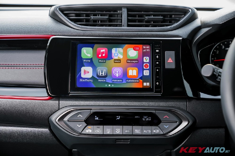 Xe được trang bị bảng đồng hồ analog, cần số và phanh tay điện tử giống với Honda BR-V 2023 đang bán ở Việt Nam. Ngoài ra, WR-V còn có thể tích khoang hành lý 380 lít. Ở bản tiêu chuẩn 1.5L S, mẫu SUV hạng A này có những trang bị như gương chiếu hậu chỉnh điện, đèn pha Halogen không tự động bật/tắt, vành hợp kim 16 inch màu bạc và ăng ten thanh que.