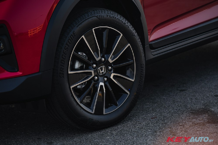 Trong khi đó, bản E có thêm đèn pha tự động, ăng ten vây cá mập, khởi động máy từ xa, tự động khóa cửa khi chìa khóa ra khỏi vùng cảm biến, màn hình màu TFT 4,2 inch trong bảng đồng hồ và 4 loa.