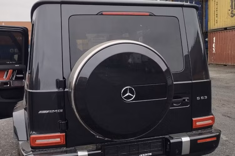 Mẫu xe SUV Mercedes-AMG G63 hạng sang là một cái tên không còn xa lạ gì với bất cứ người mê xe Việt nào bởi diện mạo đầy nam tính, khoẻ khoắn và vô cùng hầm hố mà siêu phẩm này sở hữu.