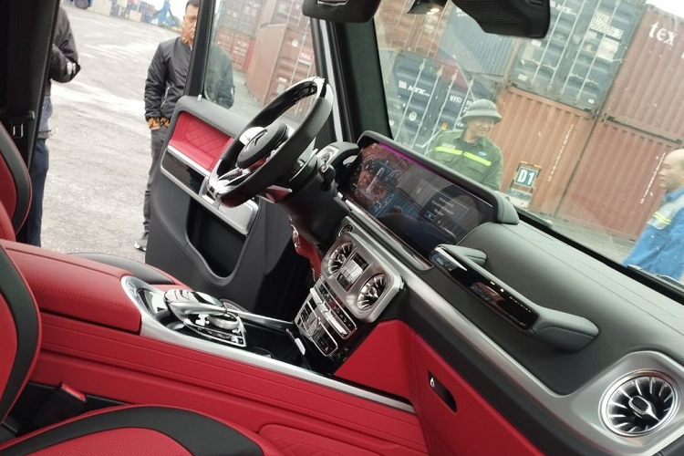 Được biết, Mercedes-AMG G63 2018 có giá lăn bánh tại thị trường Việt Nam dao động khoảng 11 - 12 tỷ đồng. Do đó, thông tin chiếc xe bị chủ nhân "bỏ quên" trong suốt nhiều năm xuất hiện đã khiến cộng đồng mạng không ngừng xôn xao, bàn tán.