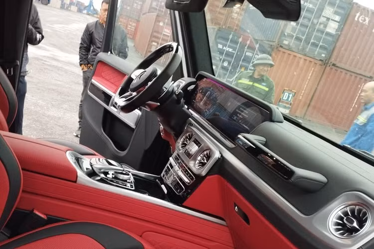 Được biết, Mercedes-AMG G63 2018 có giá lăn bánh tại thị trường Việt Nam dao động khoảng 11 - 12 tỷ đồng. Do đó, thông tin chiếc xe bị chủ nhân "bỏ quên" trong suốt nhiều năm xuất hiện đã khiến cộng đồng mạng không ngừng xôn xao, bàn tán.