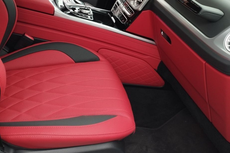 Cung cấp “sức mạnh” cho Mercedes-AMG G63 là khối động cơ V8 4.0L tăng áp kép, sản sinh công suất tối đa 577 mã lực và mô-men xoắn cực đại 850 Nm. Toàn bộ sức mạnh này được truyền tới 4 bánh xe thông qua hộp số tự động 9 cấp. Mercedes-AMG G63 có thể tăng tốc từ 0 - 100 km/h chỉ trong 4,5 giây, trước khi đạt tốc độ giới hạn 210 km/h.