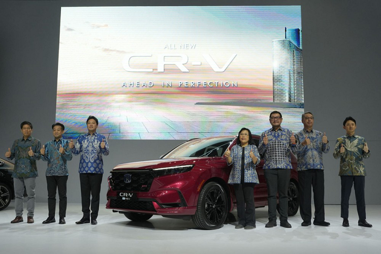 Trong triển lãm Ô tô Quốc tế Gaikindo Indonesia (GIIAS) 2023, hãng Honda đã chính thức giới thiệu CR-V thế hệ mới với khách hàng ở đất nước vạn đảo. Đây là thị trường Đông Nam Á thứ hai đón nhận mẫu SUV cỡ C - Honda CR-V 2023 mới, sau Thái Lan.