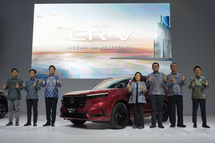 Trong triển lãm Ô tô Quốc tế Gaikindo Indonesia (GIIAS) 2023, hãng Honda đã chính thức giới thiệu CR-V thế hệ mới với khách hàng ở đất nước vạn đảo. Đây là thị trường Đông Nam Á thứ hai đón nhận mẫu SUV cỡ C - Honda CR-V 2023 mới, sau Thái Lan.
