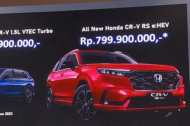Ở thị trường Indonesia, Honda CR-V 2023 có 2 phiên bản là 1.5L VTEC Turbo và 2.0L RS e:HEV. Giá bán tương ứng của 2 phiên bản này là 739,9 triệu Rupiah (khoảng 1,169 tỷ đồng) và 799,9 triệu Rupiah (1,263 tỷ đồng). So với xe ở Thái Lan, Honda CR-V thế hệ mới dành cho Indonesia có giá cao hơn đáng kể.