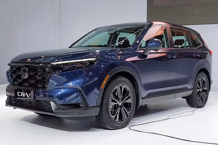 Sở dĩ mẫu xe này có giá khá cao ở thị trường Indonesia vì cả 2 phiên bản đều có đầy đủ trang bị. Ngay từ bản 1.5L VTEC Turbo tiêu chuẩn, Honda CR-V 2023 dành cho thị trường Indonesia đã có những trang bị đáng chú ý như đèn pha LED toàn phần, tự động bật/tắt, dải đèn LED định vị ban ngày kiêm đèn báo rẽ tuần tự, vành hợp kim 19 inch sơn màu đen hầm hố và cửa cốp chỉnh điện rảnh tay với tính năng tự động đóng khi chìa khóa rời khỏi vùng cảm biến.