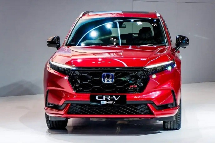 Đặc biệt, hãng Honda còn lần đầu tiên mang hệ thống kết nối viễn thông Honda Connect đến thị trường Indonesia thông qua CR-V thế hệ mới. Đây là hệ thống cũng đã có trên Honda City 2023 ở Việt Nam. Động cơ của Honda CR-V 2023 bản tiêu chuẩn ở Indonesia là máy xăng 4 xi-lanh, tăng áp, dung tích 1.5L, sản sinh công suất tối đa 190 mã lực và mô-men xoắn cực đại 240 Nm. Động cơ đi kèm với hộp số biến thiên vô cấp CVT và hệ dẫn động cầu trước.